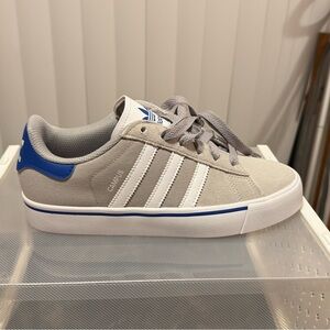 adidas Campus Sneakers in Gray and Blue 6y/7w